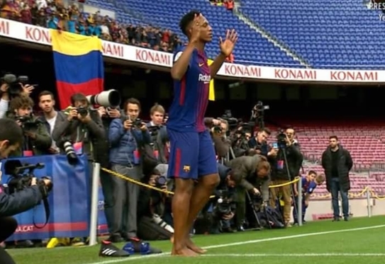 Yerry Mina cumple su ritual: pisó descalzo el césped del Camp Nou