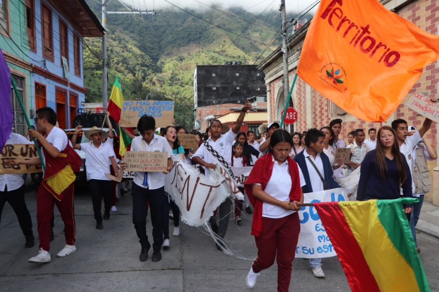 Estudiantes de Cajamarca marcharon por falta de transporte escolar - Ecos del Combeima