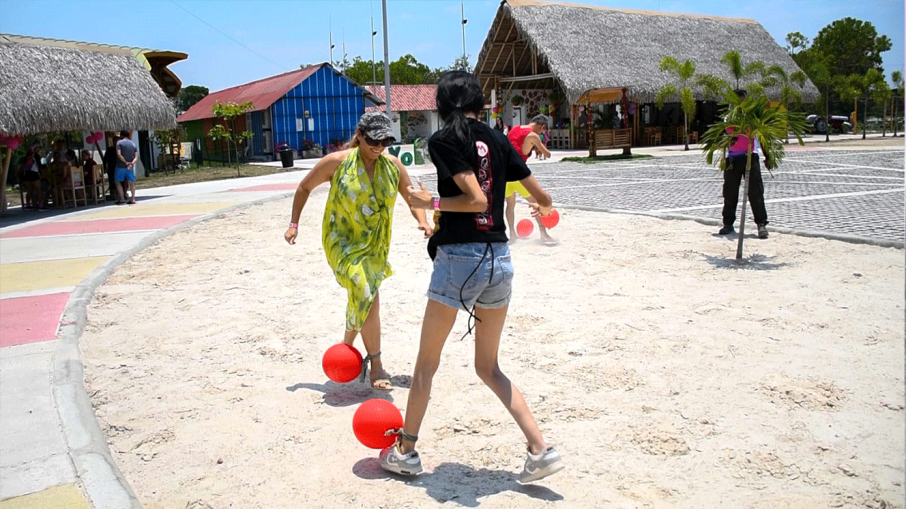 Familia jugando