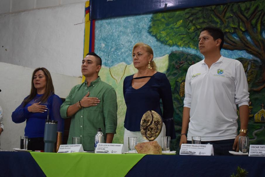 Alcalde de Alpujarra, David Tovar Guerrero y la directora de Cortolima, Olga Lucía Alfonso