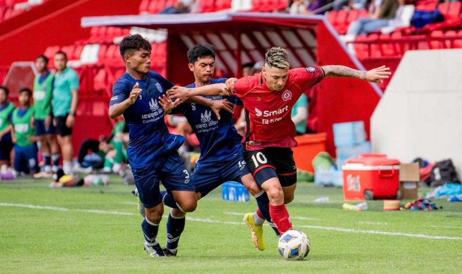 Andrés Nieto domina el balón en un partido con su equipo Phnom Penh Crown FC en la liga de fútbol de Camboya