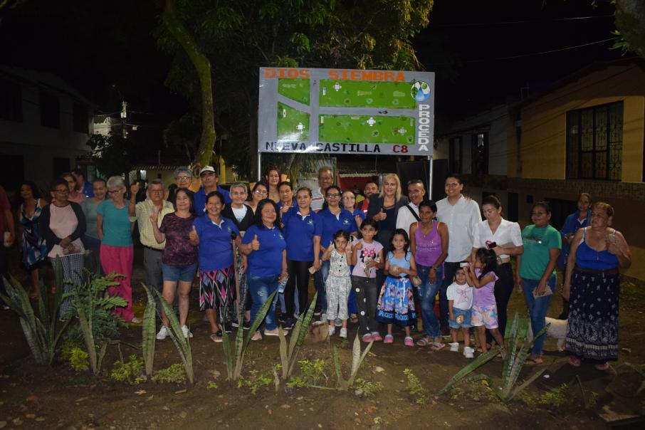 Directora de Cortolima, Olga Lucía Alfonso con la comunidad entregando el nuevo parque en Nueva Castilla gracias a los recursos de los Proyectos Ciudadanos de Educación Ambiental (PROCEDA)