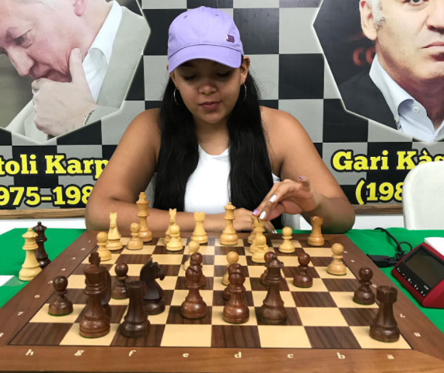 Silvana Pinillo en una partida de ajedrez