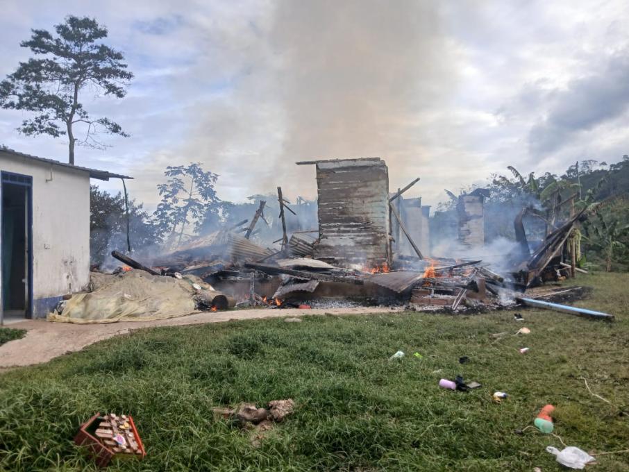 Voraz incendio redujo a cenizas la casa de una familia en Las Delicias