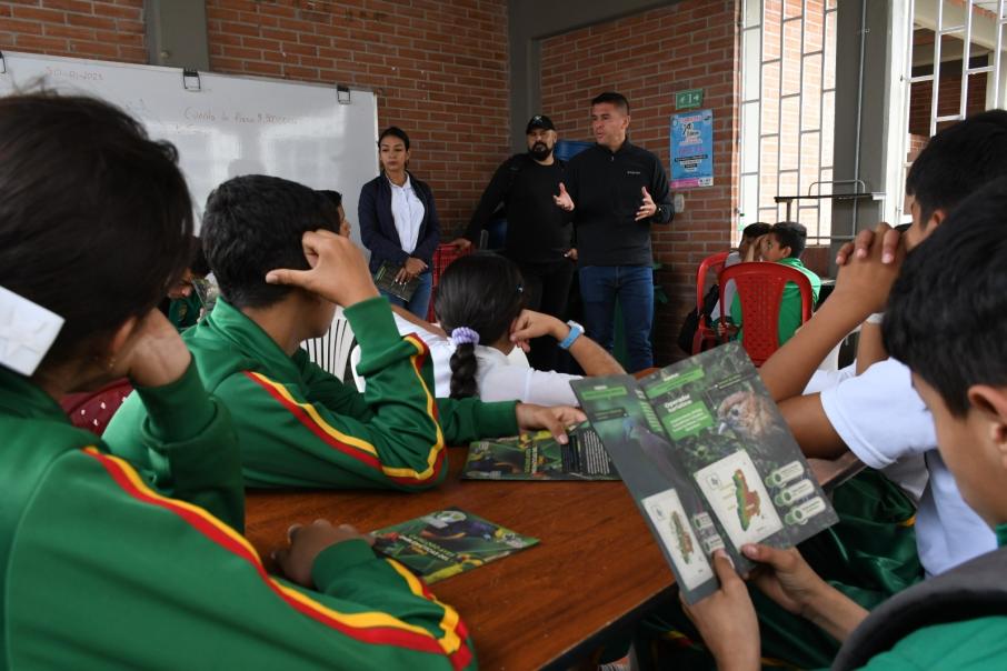 Estudiantes del Tolima en charla con personal de Cortolima