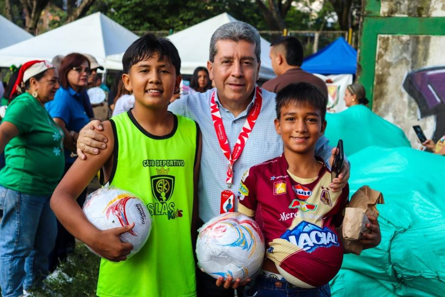Entrega de regalos en novena de Navidad de Gobernación del Tolima