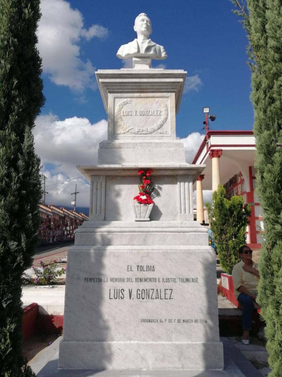 tumba luis v gonzalez