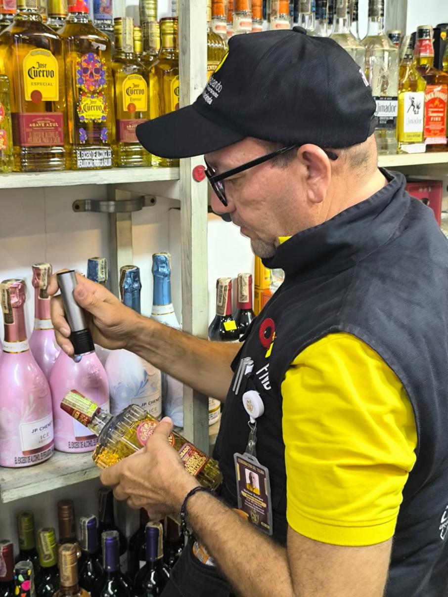 Funcionarios del GOAT inspeccionando si el licor es adulterado o cumple con los requerimientos establecidos por la Gobernación del Tolima.