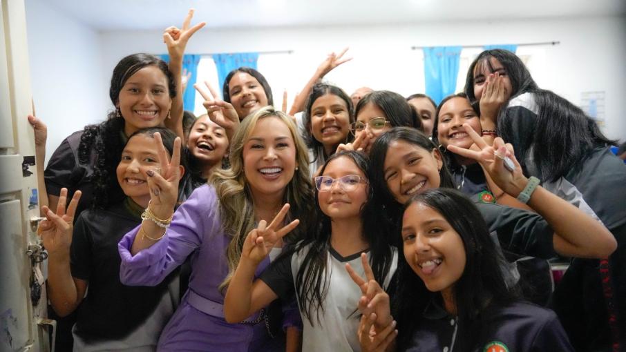 Tras entregar 100 computadores, Aranda anuncia $5.000 millones para colegios de Ibagué