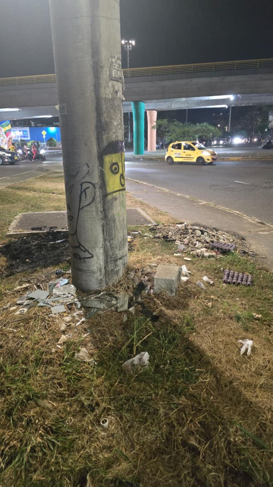Basuras, escombros y hasta motos sobre las zonas verdes tienen en jaque al barrio Las Margaritas