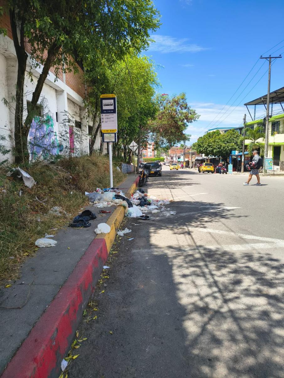Paradero de bus en el barrio El Jardín terminó convertido en basurero y genera preocupación entre vecinos