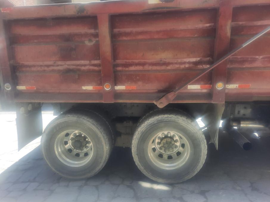 Vecinos de Modelia bloquearon una calle por presuntos daños causados por el paso de volquetas