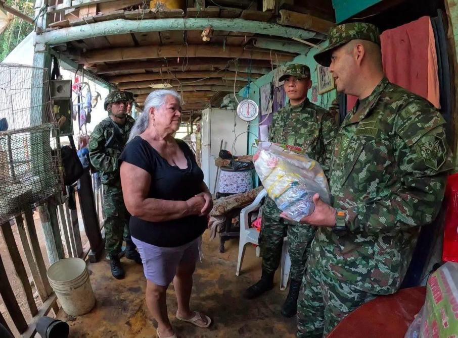 Ejército entregó 43 mercados a familias de la zona rural de Pereira