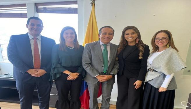 Adriana Magali Matiz con el director del DNP 2024