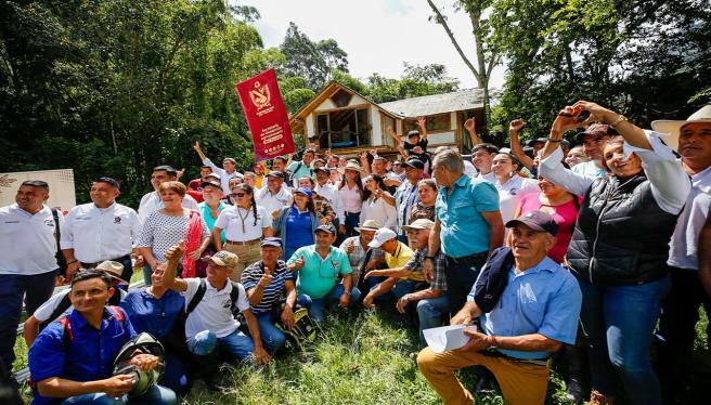 Gobernación entrega apoyo a cafeteros.