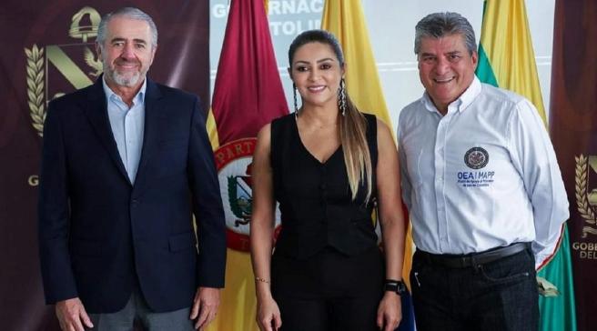 Adriana Magali Matiz con delegados de la ONU y OEA