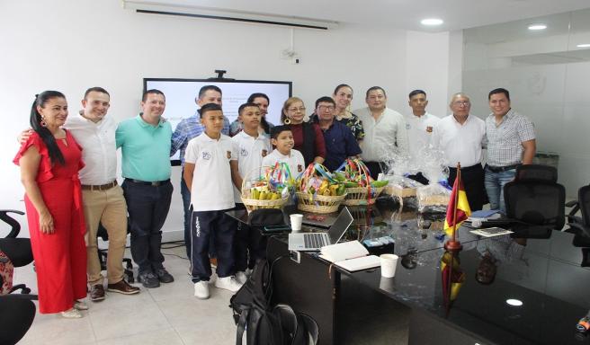 Alvarado estudiantes reciben computadores