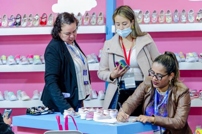 MinComercio otorga recursos a los emprendedores para que no acudan al "gota a gota".