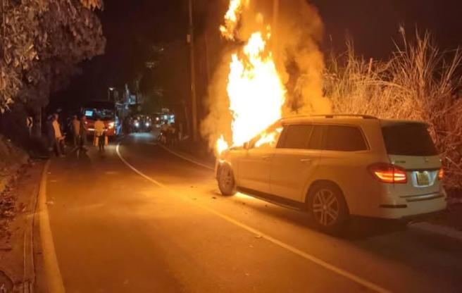 Camioneta incinerada