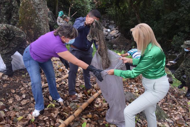 Directora de Cortolima, Olga Lucía Alfonso participó de la jornada de limpieza en el Hato de la Virgen de Ibagué
