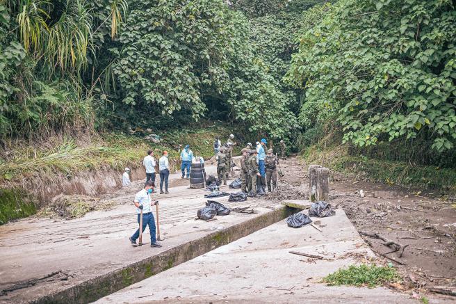 jornada de limpieza destaponan quebrada El Pañuelo de la comuna 2 de Ibagué