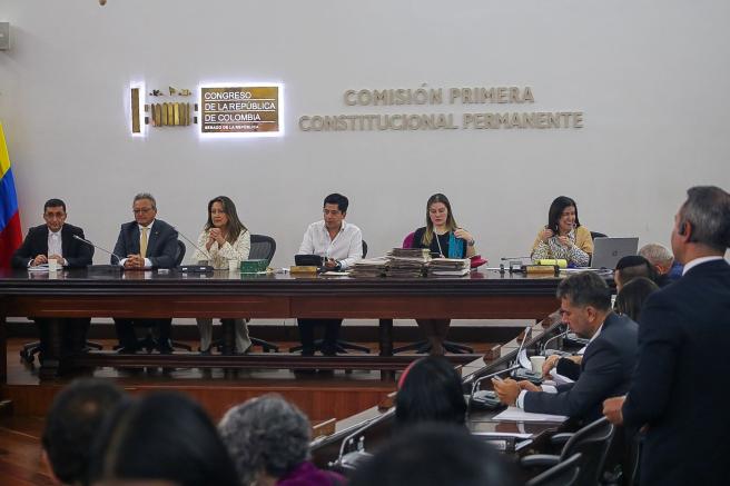 La Comisión Primera del Senado aprobó dos iniciativas legislativas de alto impacto para el fortalecimiento institucional y la garantía de derechos.