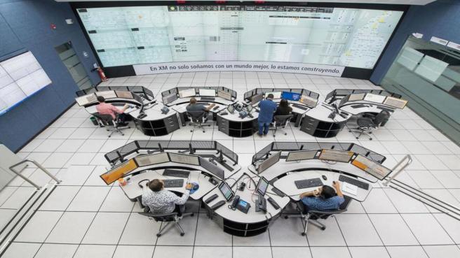 Centro de control deXM desde donde se vigila el funcionamiento del sistema eléctrico nacional.