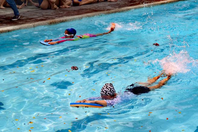 Promueve la práctica de la natación de manera gratuita.