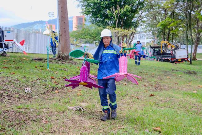 Hombre instalando alumbrado navideño. 