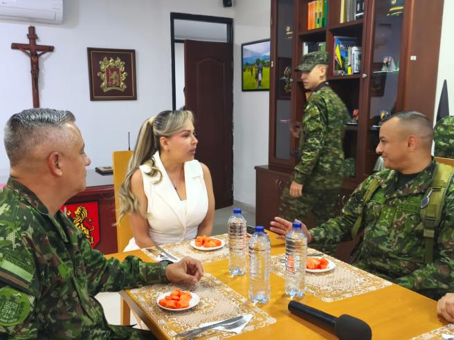 alcaldesa de ibagué reunida con el ejercito. 