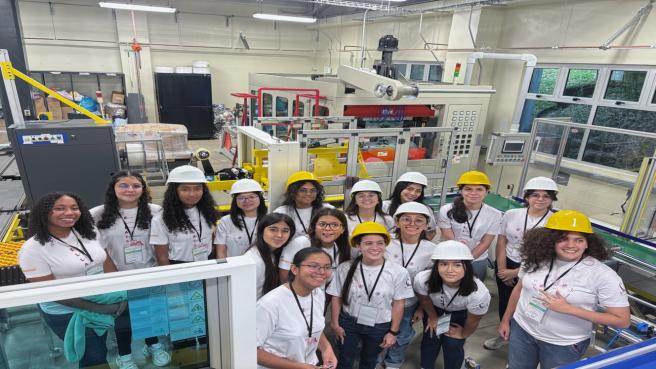 La Fundación She Is fue fundada en 2016 y desde su creación ha construido un modelo de impacto basado en emprendimiento, educación STEAM y liderazgo con propósito.