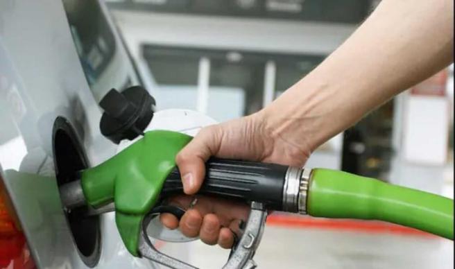 El Gobierno anunció una baja en los percios del combustibles.