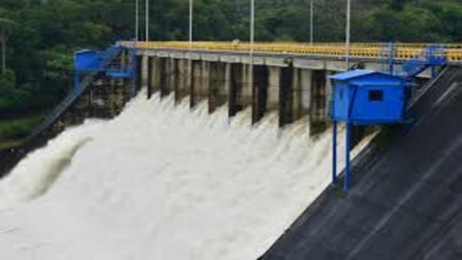 Mucghos de los emvblaseds de Colombia han tenido que desembalsar aguas para para evitar daños estructurales,