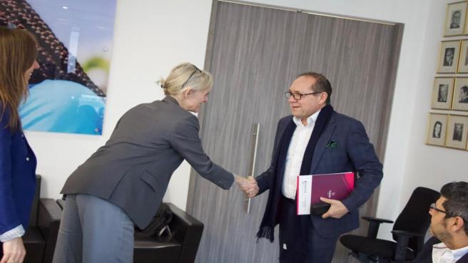 El ministro de Trabjo antonio Sabguino recibe a Mponika Queisser de la OCDE quien examina la política laboral colombiana.