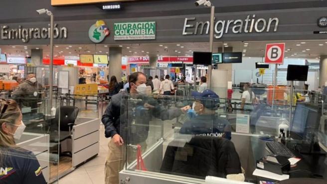 Se logró la desarticulación de una organización criminal dedicada al tráfico de migrantes que delinquía desde el interior de los filtros de control migratorio del Aeropuerto Internacional ElDorado de Bogotá.