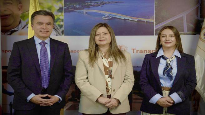  José Alberto Garzón, presidente (e) de Bancóldex; María Fernanda Rojas, ministra de Transporte; y Verónica Espejo, vicepresidenta jurídica del Fondo Nacional de Garantías.