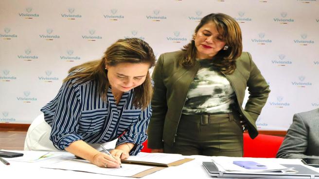 La ministra de Vivienda, Helga Rivas y la directora de la CRA, GFloria Tafur, susvruiben el nuevo marco tarifario para servicvios de acueducto y alcantrarillado.