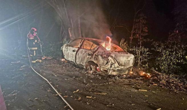 Vehículo incendiado