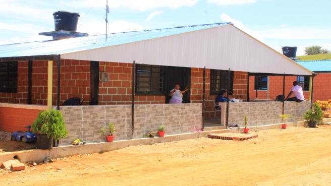 El déficit cualitativo, que comprende deficiencias habitacionales no estructurales  susceptibles de mejoramiento, tuvo una reducción de 0,7 puntos porcentuales,  pasando del 20,0 % en 2024 al 19,3 % en 2025.  En zonas rurales cayó 1,1 puntos  porcentuales, del 40,0 % en 2024 al 38,9 % en 2025. 