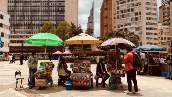 La informalidad sigue siendo el principal reto del mercado de trabajo. En febrero de 2026 se ubicó en 55,3 %, apenas por debajo del registro de hace un año.