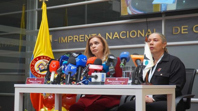 La gerente general de la Imprenta Nacional, Vivin León presentó el primer Pasaporte totalmente personalizado y hecho 100% en Colombia.