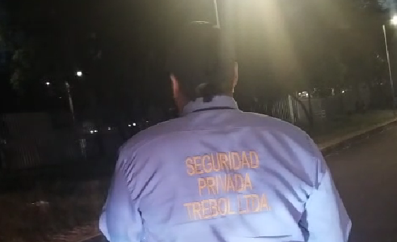 Denuncia ciudadana en la entrada del parque deportivo