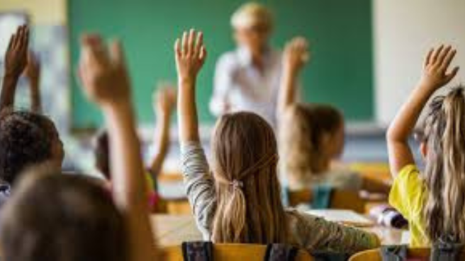 La iniciativa parte de un diagnóstico que evidencia el rezago progresivo de los recursos destinados a educación durante las últimas décadas.