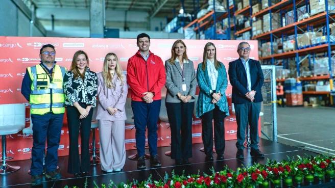  El Ministerio de Comercio, Industria y Turismo y Asocolflores lideran la estrategia Plan Pétalo, un programa que busca la efectiva, ágil y segura exportación de flores. Es un espacio de coordinación con autoridades nacionales y la cadena logística del sector.