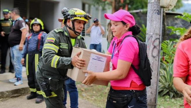  Familia afectada por incendio en Dos Quebradas recibió ayudas humanitarias