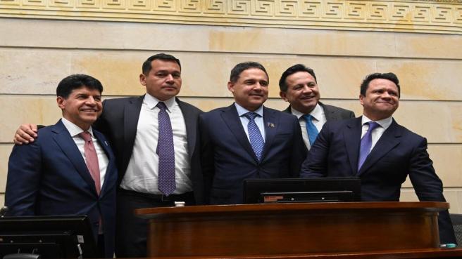 La nueva mesa directiva del Senado. Saul Cruz, Subsecretario, Alejando Ocampo, segundo vicepresidente, Honorio Henriquez, presidente, Manuel Virgüez, primer vicepresidente y Diego González, secretario genral