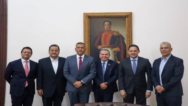 El designado ministro de Defensa Jore Mora se reunió cin el oresidebte del Senado, Honorio Henríquez y otros parlamentarios.
