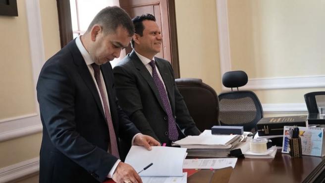 Senador Miguel Barreto y Diego Gonzálezz secretario general del Sebado en la radicación de proyecyto de ley de seguridad y soberanía energética