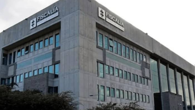 Los contratos habrían sido direccionados mediante procesos presuntamente irregulares, soportados en documentos, actas y registros falsos.