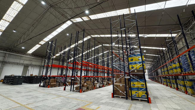 La operación cuenta con más de 30.000 posiciones de almacenamiento, capacidad para procesar hasta 3.000 órdenes diarias y una proyección de operar cerca de 500.000 productos al cierre del año.